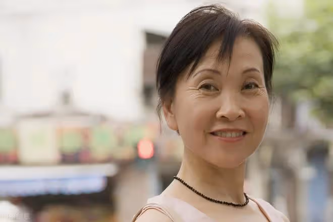 68歲再婚大爺的控訴:我每月退休金7000,卻連買盒煙的錢都沒有