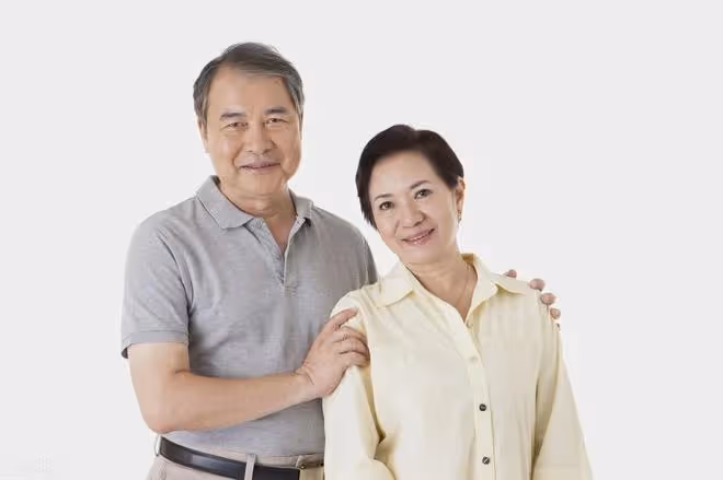 68歲再婚大爺的控訴：我每月退休金7000，卻連買盒煙的錢都沒有