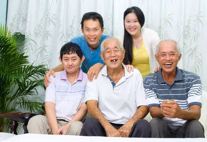 68歲再婚大爺的控訴：我每月退休金7000，卻連買盒煙的錢都沒有