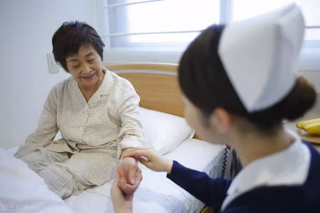 68歲再婚大爺的控訴：我每月退休金7000，卻連買盒煙的錢都沒有