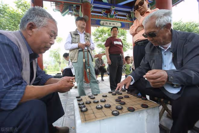 68歲再婚大爺的控訴:我每月退休金7000,卻連買盒煙的錢都沒有