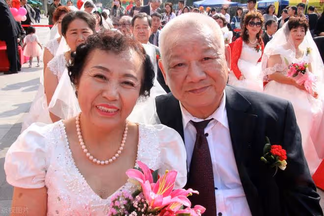 68歲再婚大爺的控訴:我每月退休金7000,卻連買盒煙的錢都沒有