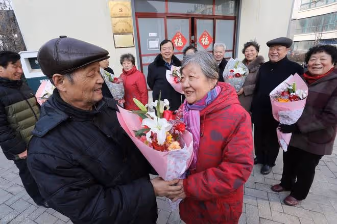 68歲再婚大爺的控訴:我每月退休金7000,卻連買盒煙的錢都沒有