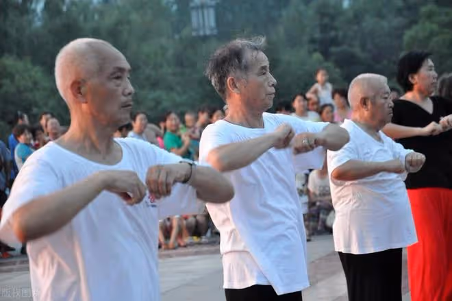 為什麼很多男人也開始跳廣場舞?只是為跳舞嗎?3個男人道出實情