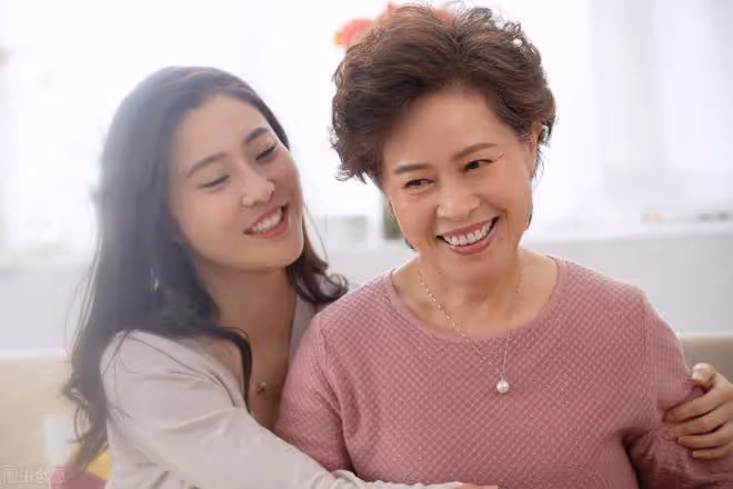 「女人超過60歲,就真的算老嗎?」3個40歲的男人說出了正確答案