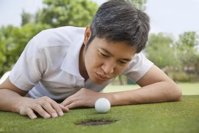 「女人超過60歲,就真的算老嗎?」3個40歲的男人說出了正確答案
