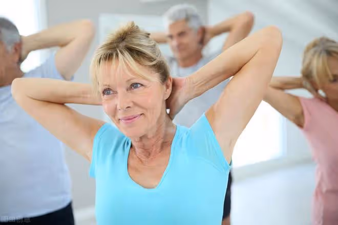 「女人超過60歲,就真的算老嗎?」3個40歲的男人說出了正確答案