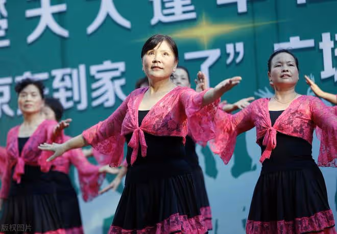 為什麼規勸已婚女人,不要沉迷廣場舞?3個60歲女人道出心裡的痛