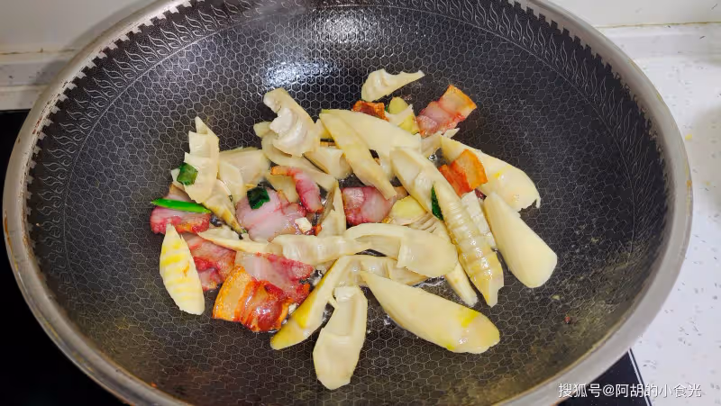 豆腐遇到它,才知啥是絕配!搶「鮮」燉一鍋,鮮香素凈,一鍋下肚才知春之味