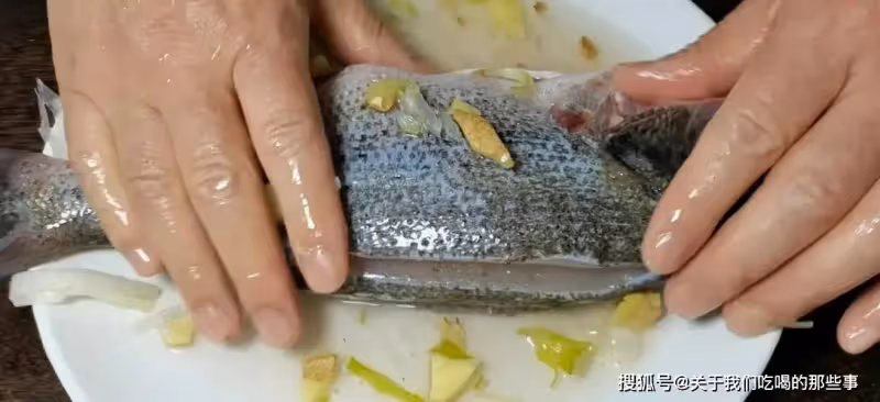 清蒸鱸魚,蒸多長時間最好?牢記2個要點,不然鱸魚不鮮也不嫩