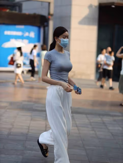 褲裝穿搭拒絕沉悶,減齡的「小白褲」值得一試,洋氣又高級