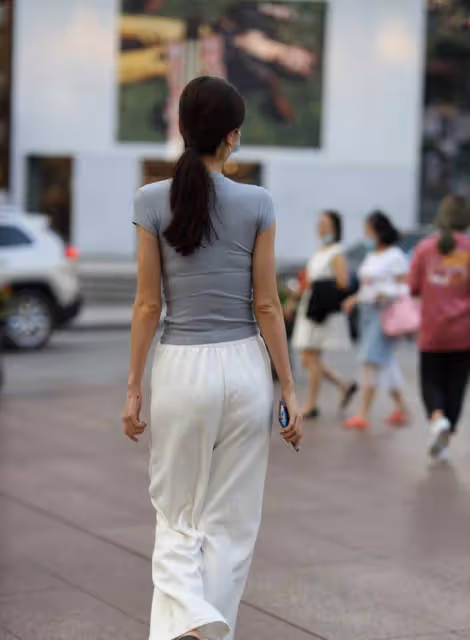 褲裝穿搭拒絕沉悶,減齡的「小白褲」值得一試,洋氣又高級