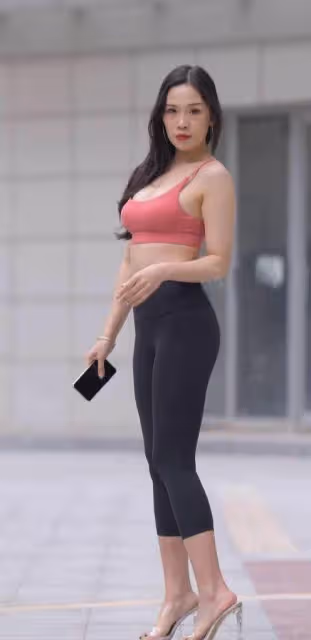 微胖女孩的穿搭小心機,露肩T恤搭黑色時尚褲,做一個自信的女孩