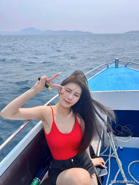 25歲極品尤物少女海灘穿搭:紅色弔帶搭配黑色短褲 浪漫又迷人