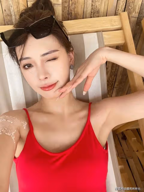25歲極品尤物少女海灘穿搭:紅色弔帶搭配黑色短褲 浪漫又迷人