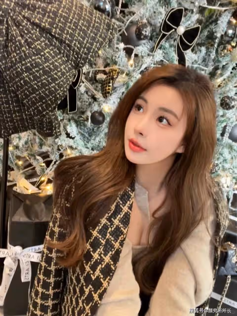 22歲極品尤物少女時尚穿搭:米色針織上衣 盡顯都市女神的優雅