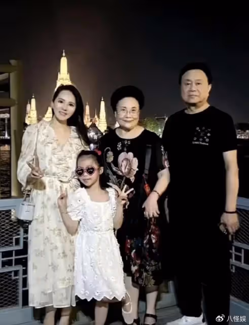 秦昊陪媽媽體檢,媽媽獲眾人簇擁合影享明星待遇,他卻被晾一邊