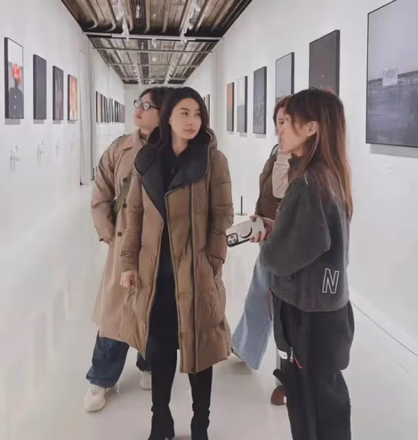 42歲郭晶晶和朋友上海看展,穿萬元羽絨服很時髦,字跡罕見曝光了
