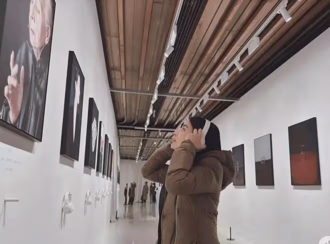 42歲郭晶晶和朋友上海看展,穿萬元羽絨服很時髦,字跡罕見曝光了