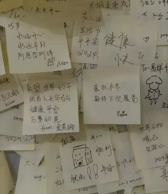 42歲郭晶晶和朋友上海看展,穿萬元羽絨服很時髦,字跡罕見曝光了