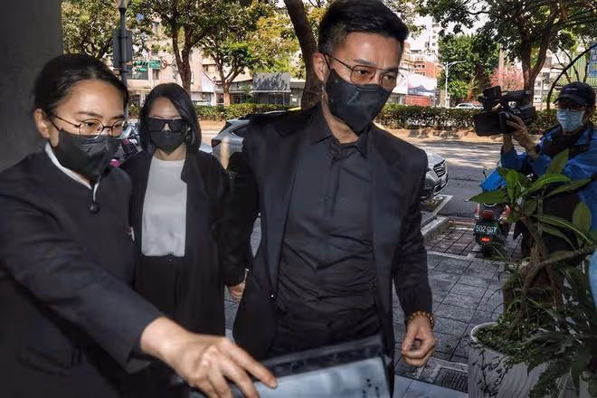 徐熙嫻出席許慶祥葬禮很得體,攙扶黃春梅,不學大S帶老公秀恩愛