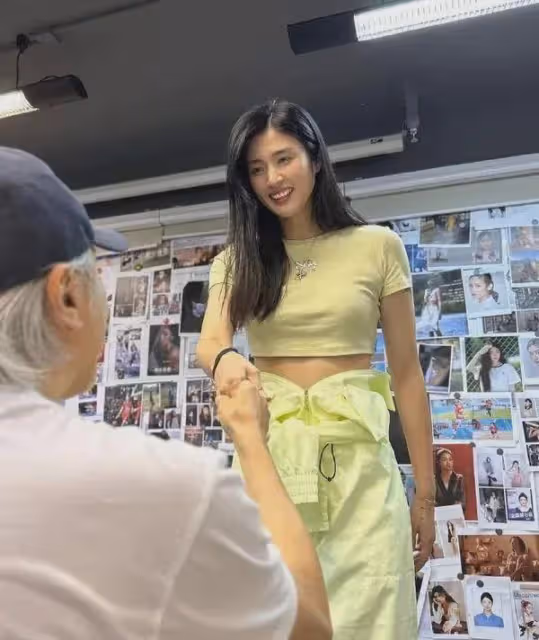 周星馳跟新片選角合影!自稱小弟,組建美貌與球藝兼備的女足隊伍