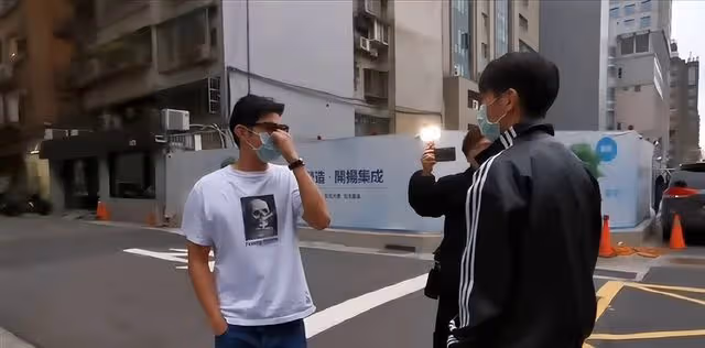 賈靜雯老公因鬥毆被警方帶走!傷勢曝光,打人者身份被扒太囂張!