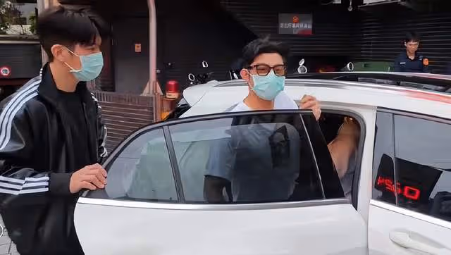 賈靜雯老公因鬥毆被警方帶走!傷勢曝光,打人者身份被扒太囂張!