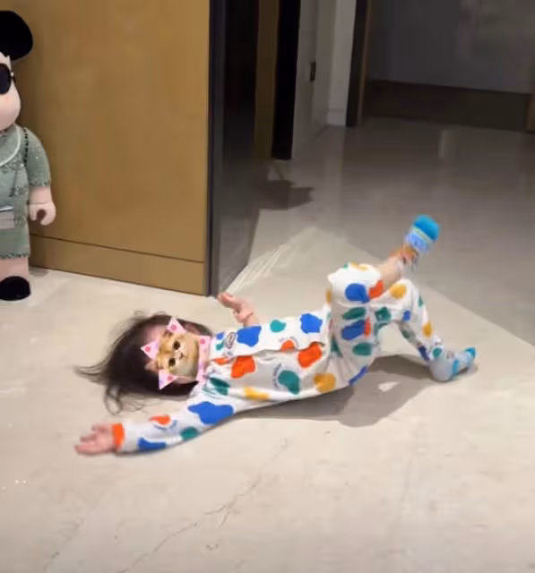 杜淳女兒不想上幼兒園，上學前在家裡打滾爆哭，網友直呼太真實