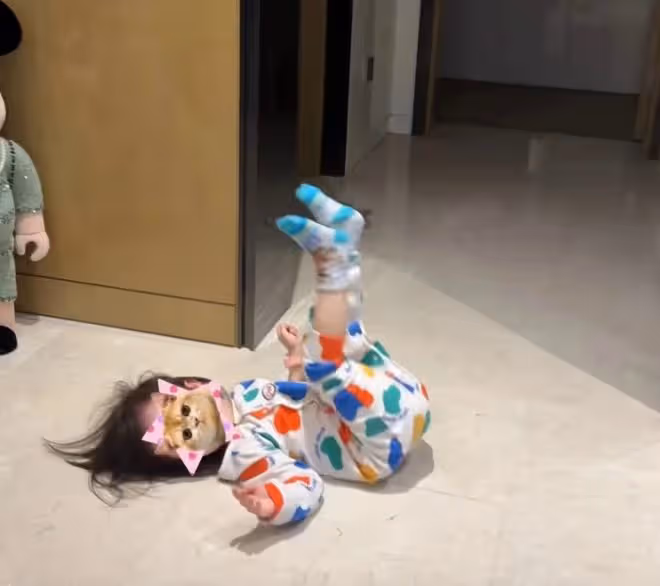 杜淳女兒不想上幼兒園，上學前在家裡打滾爆哭，網友直呼太真實