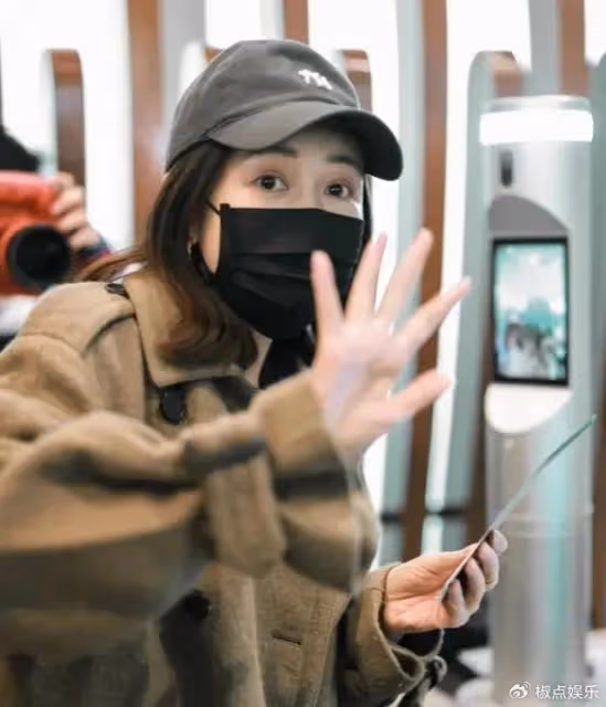 未婚生子、自己掏錢坐月子，產後一個月復出賺錢，網友：王鷗當媽太拼
