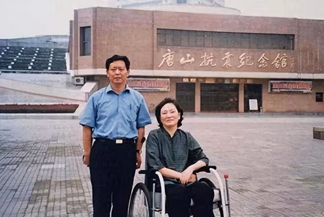 成婚5天妻子高位截癱，醫生斷言活不過3個月，他卻讓妻子活了41年