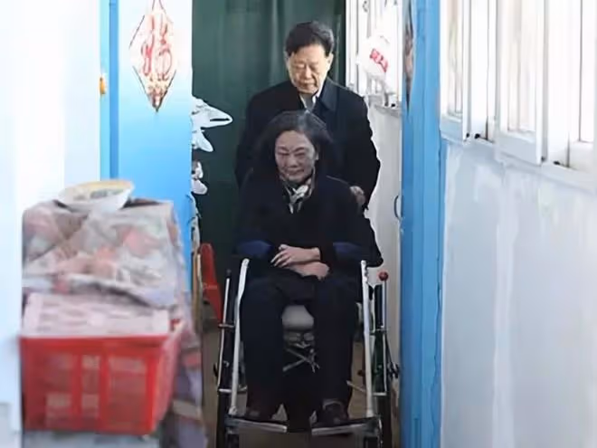 成婚5天妻子高位截癱,醫生斷言活不過3個月,他卻讓妻子活了41年