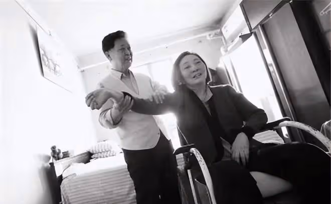 成婚5天妻子高位截癱,醫生斷言活不過3個月,他卻讓妻子活了41年