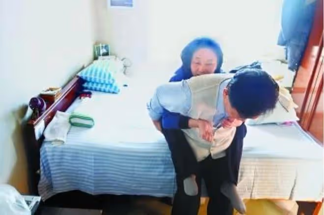成婚5天妻子高位截癱,醫生斷言活不過3個月,他卻讓妻子活了41年