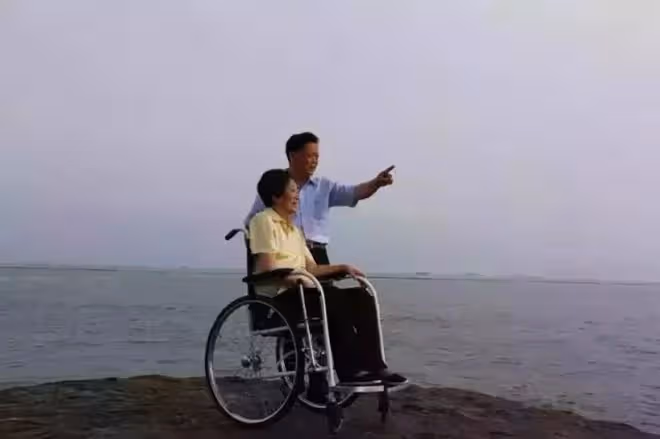 成婚5天妻子高位截癱,醫生斷言活不過3個月,他卻讓妻子活了41年