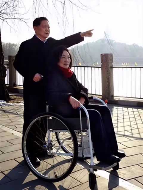 成婚5天妻子高位截癱,醫生斷言活不過3個月,他卻讓妻子活了41年