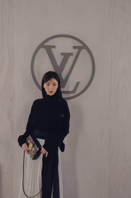 巴黎時裝周｜Lisa嫁入豪門好事近？　過膝黑絲+小蠻腰空降LV大秀