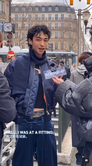 小哈利全英語受訪! 巴黎街頭「男裝露肚穿搭」…談吐被贊家教好