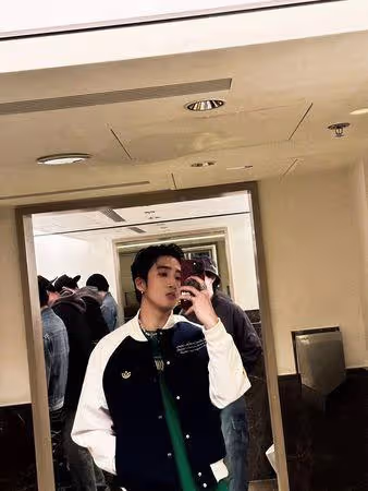 婁峻碩自拍照「背後有男星上廁所」! 兩團5男神夢幻聯動