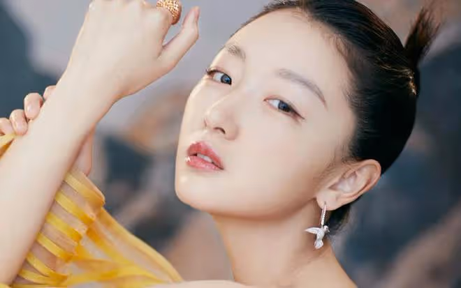 周冬雨亮相巴黎時裝周，抹胸長裙脫穎而出，網友：美出了新高度！