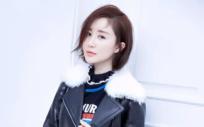 舒暢簪花妝驚艷亮相，網友直呼認不出：昔日女神如今怎成網紅臉？
