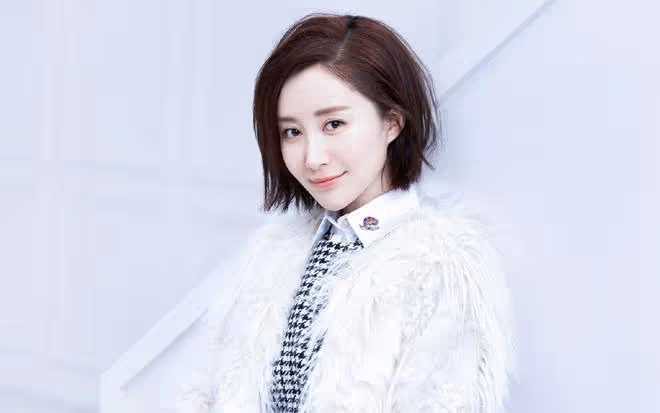 舒暢簪花妝驚艷亮相，網友直呼認不出：昔日女神如今怎成網紅臉？