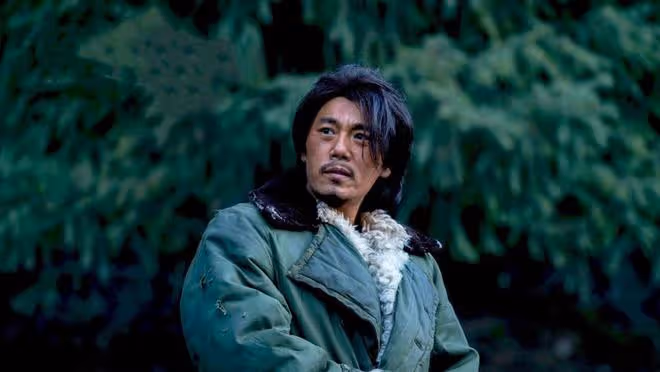 秦昊帶媽媽體檢被偶遇，網友只和秦媽媽合影，網友：心疼一下秦昊