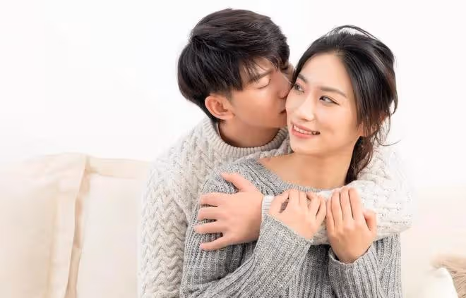 異性相處，女人給你這些暗示，等於在說：來撩我吧