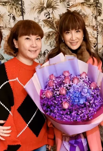 李玟母親為二姐唱生日歌,母女三人合影,唯獨缺少了COCO