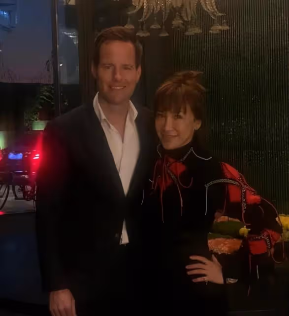 李玟母親為二姐唱生日歌,母女三人合影,唯獨缺少了COCO