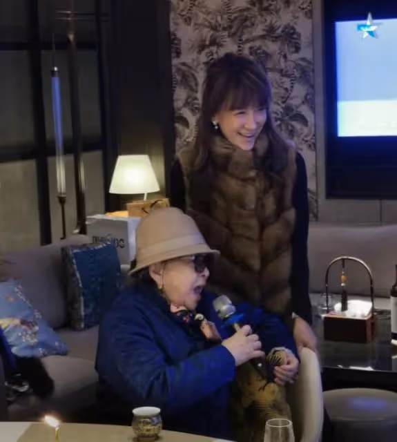 李玟母親為二姐唱生日歌,母女三人合影,唯獨缺少了COCO