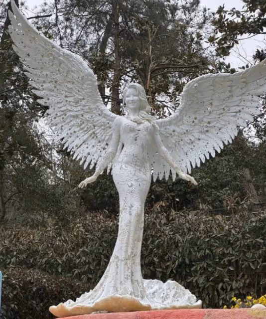 李玟母親為二姐唱生日歌,母女三人合影,唯獨缺少了COCO