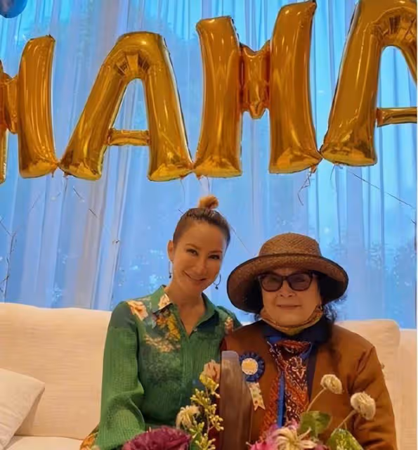 李玟母親為二姐唱生日歌,母女三人合影,唯獨缺少了COCO